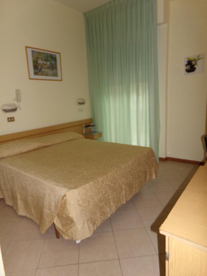 Hotel Manu Римини Экстерьер фото